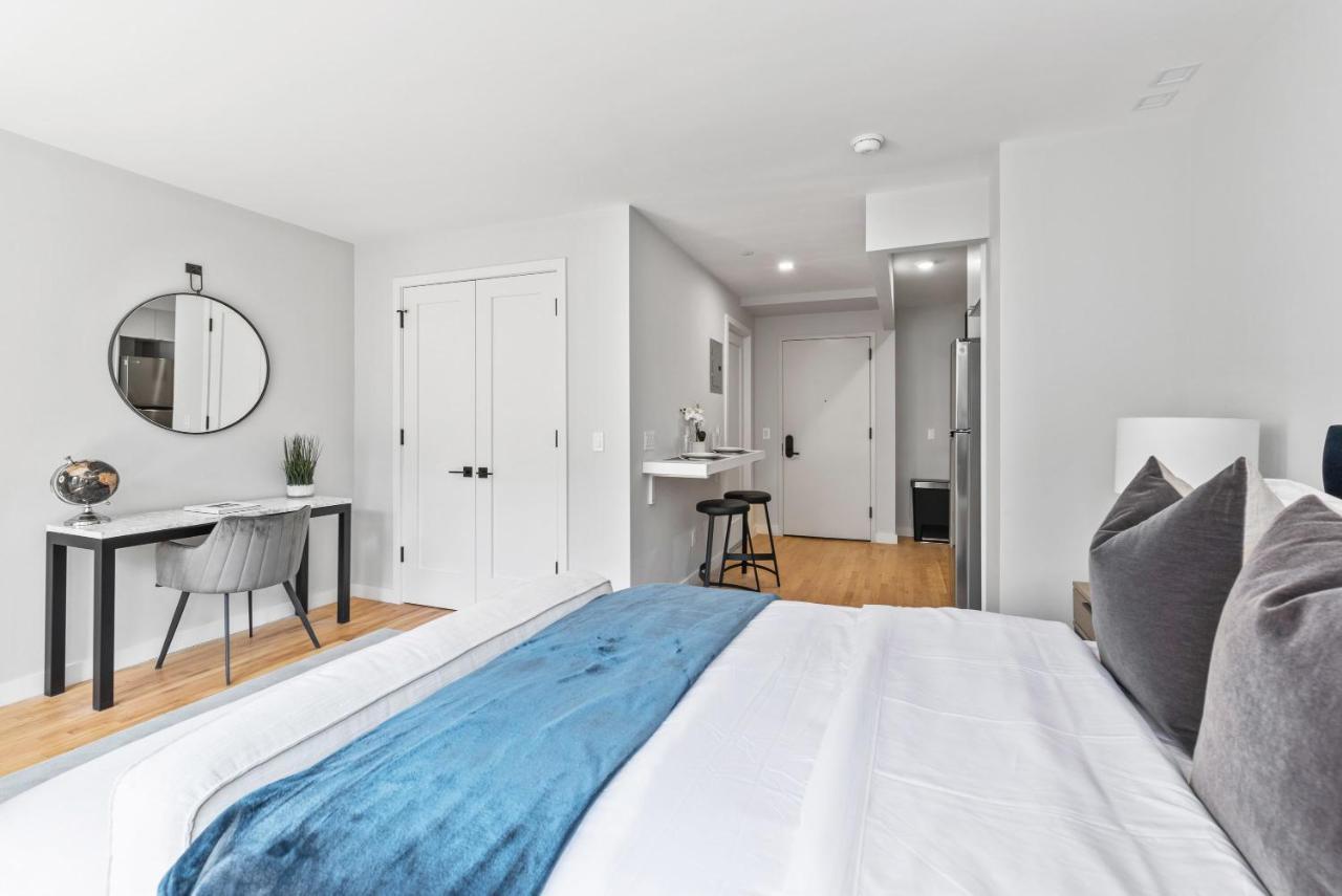 Modern Studio With Charming Juliet Balcony In Upper East Side Сasa de vacaciones *