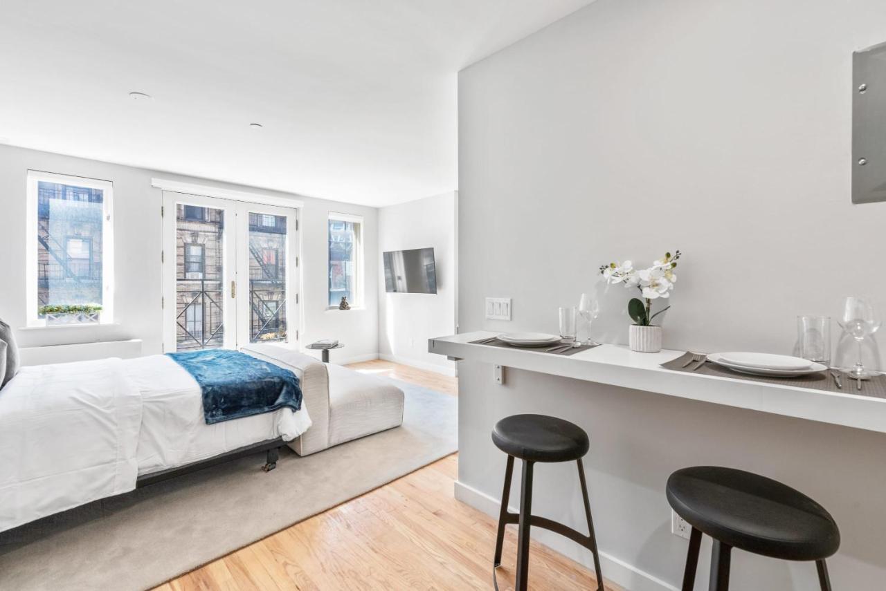 Modern Studio With Charming Juliet Balcony In Upper East Side Сasa de vacaciones *