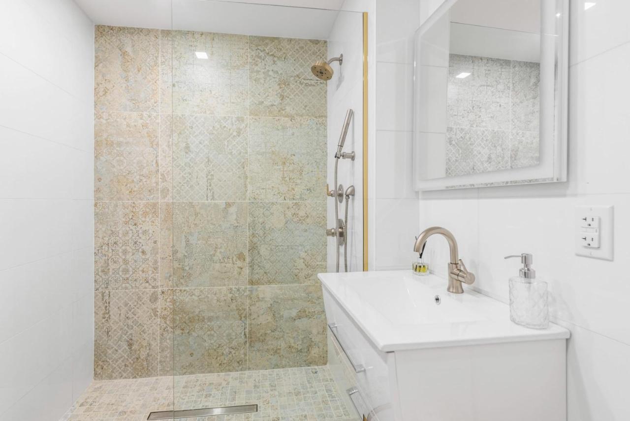Modern Studio With Charming Juliet Balcony In Upper East Side Сasa de vacaciones Nueva York